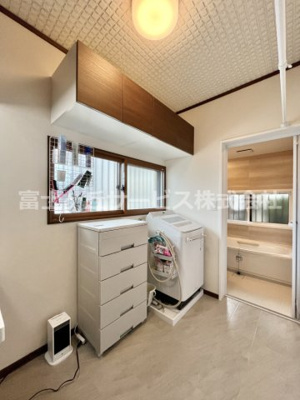【脱衣所】 | 浜松市中央区三島町 デザイナーズリノベーション戸建 | 収納十分な吊り戸棚を壁面補強の上設置。