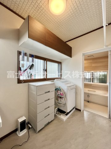 【脱衣所】 | 浜松市中央区三島町 デザイナーズリノベーション戸建 | 収納十分な吊り戸棚を壁面補強の上設置。