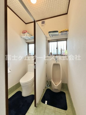 【トイレ】 | 浜松市中央区三島町 デザイナーズリノベーション戸建 | 落ち着いた色調のトイレです