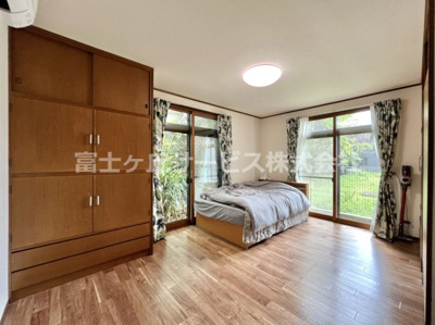 【洋室】 | 浜松市中央区三島町 デザイナーズリノベーション戸建 | LDKに面した洋室9.5帖