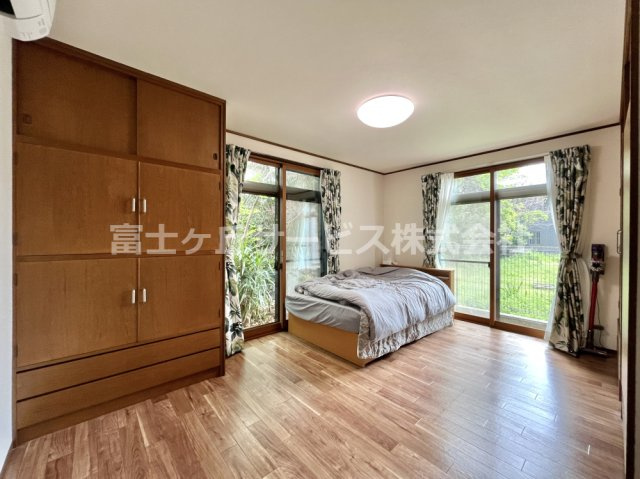 【洋室】 | 浜松市中央区三島町 デザイナーズリノベーション戸建 | LDKに面した洋室9.5帖