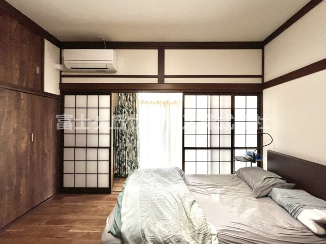【寝室】 | 浜松市中央区三島町 デザイナーズリノベーション戸建 | LDKに面した寝室8帖