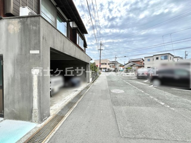 【前面道路含む現地写真】 | 浜松市中央区三島町 デザイナーズリノベーション戸建 | 前面道路含む現地写真です