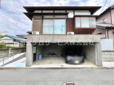 【駐車場】 | 浜松市中央区三島町 デザイナーズリノベーション戸建 | ガレージ内2台4，玄関前に1台駐車可能