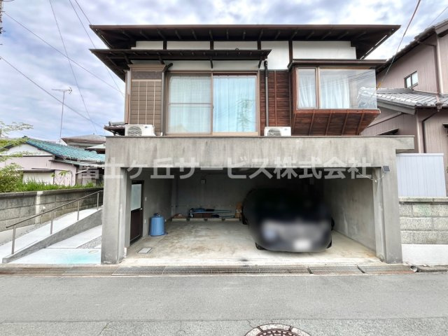 【駐車場】 | 浜松市中央区三島町 デザイナーズリノベーション戸建 | ガレージ内2台4，玄関前に1台駐車可能