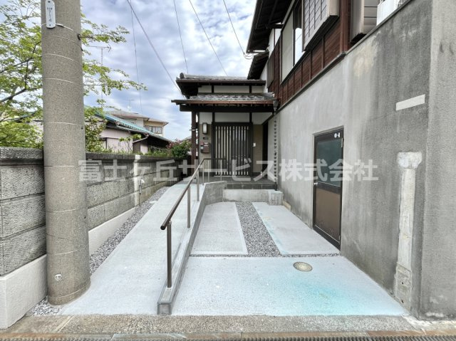 【駐車場】 | 浜松市中央区三島町 デザイナーズリノベーション戸建 | 1台分の駐車場とバリアフリーのスロープ付き