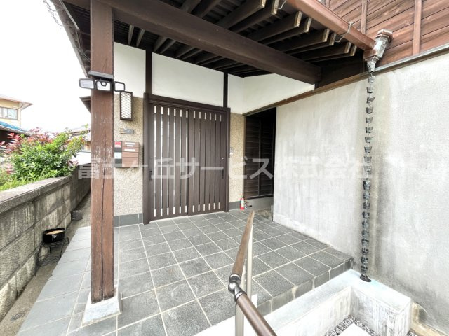 【エントランス】 | 浜松市中央区三島町 デザイナーズリノベーション戸建 | 和風建築の趣ある玄関