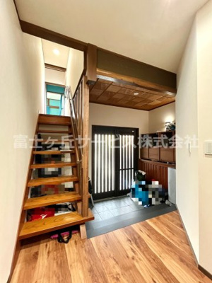 【玄関】 | 浜松市中央区三島町 デザイナーズリノベーション戸建 | ガレージ上の部屋へ続く階段があります