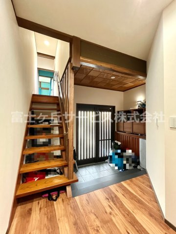 【玄関】 | 浜松市中央区三島町 デザイナーズリノベーション戸建 | ガレージ上の部屋へ続く階段があります