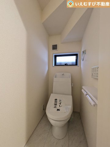 Livele Garden.S　熊谷月見町第3のトイレ|シンプルで清潔感のあるトイレ
窓付きで明るく、お掃除しやすいシンプルな空間♪