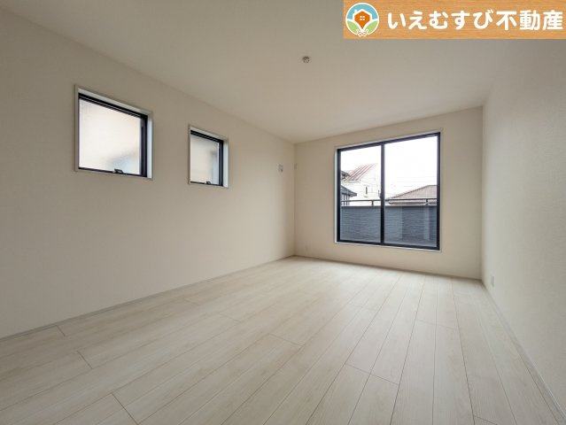 Livele Garden.S　熊谷月見町第3の洋室|シンプルで明るいお部屋
2面採光で日当り良好！シンプルなお部屋なので自分で家具を選ぶのが楽しみですね！