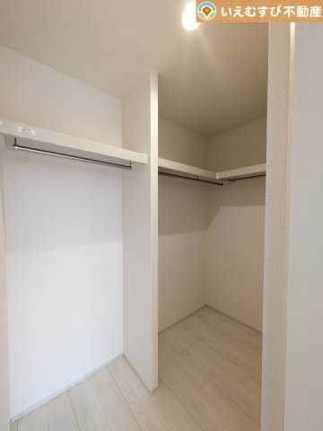 Livele Garden.S　熊谷月見町第3の収納|たっぷりの収納力を備えたウォークインクローゼット
たくさん収納できるので季節物やかさばるバッグなども片付きます♪