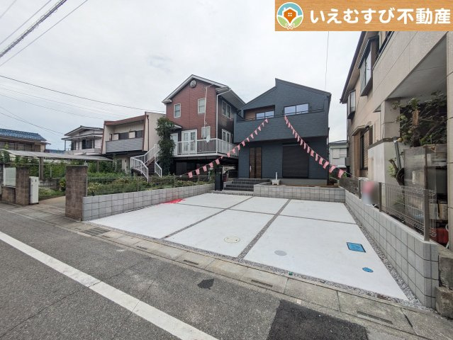Livele Garden.S　熊谷月見町第3の駐車場|並列3台駐車可能なゆとりのカースペース
複数台車をお持ちでも、お友達が遊びに来てもゆとりの駐車スペース！