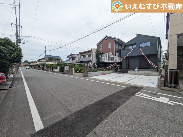 Livele Garden.S　熊谷月見町第3の前面道路含む現地写真|充分な広さの8ｍ前面道路
間口が広くお車の出し入れも問題なく行えるスペースが確保されています♪