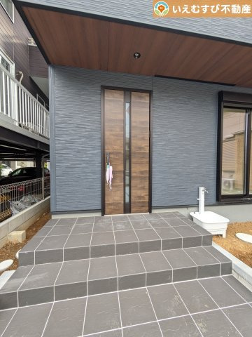 Livele Garden.S　熊谷月見町第3のエントランス|雨が防げる広々エントランス
駐車場からアクセスの良いエントランス。雨の日や荷物が多くても安心の動線♪