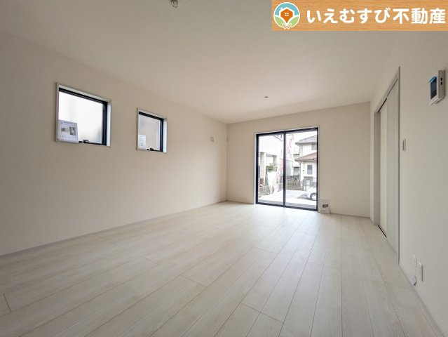 Livele Garden.S　熊谷月見町第3の居間・リビング|開放感と家族との距離感にこだわったＬＤＫ
採光たっぷりのリビングで休日には家族みんなでくつろげそうですね♪