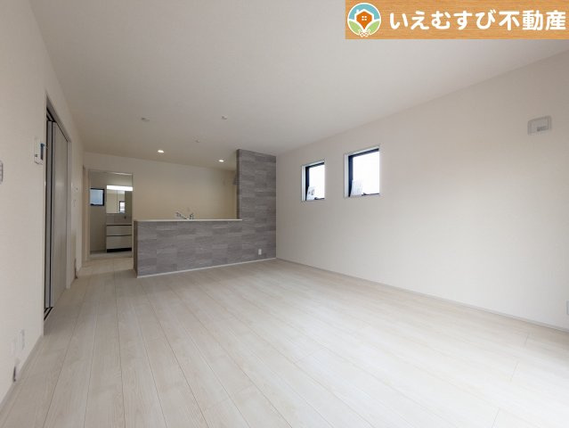 Livele Garden.S　熊谷月見町第3の居間・リビング|白を基調にした清潔感溢れる印象のリビングダイニング
白基調なので明るく、広く感じます。どんな家具も合わせやすそうですね！