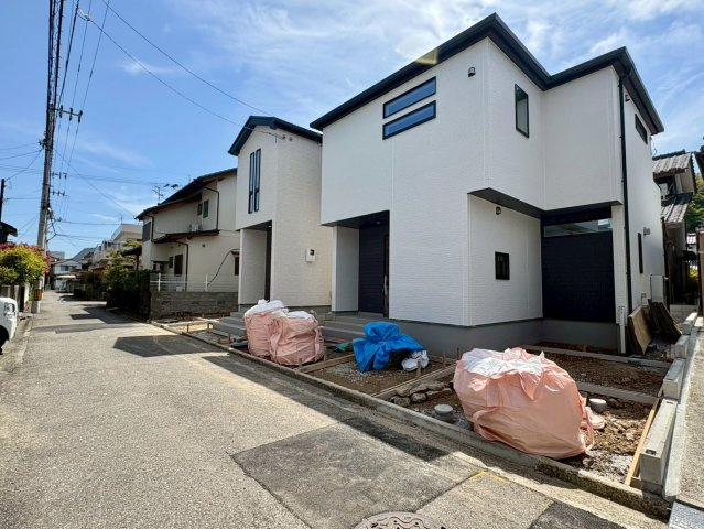 【WIC２つ有】高知市福井東町3期　2号棟新築の前面道路含む現地写真|スタイリッシュな外観デザイン。駐車2台可能で暮らしやすい住まいです