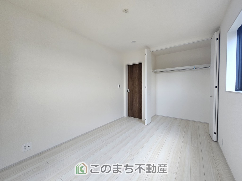 LiveleGarden.S第1栃木都賀町平川の収納|日当たりが良く明るい洋室です。クローゼット付きで家具の配置がしやすく居心地の良いプライベート空間を演出します。
