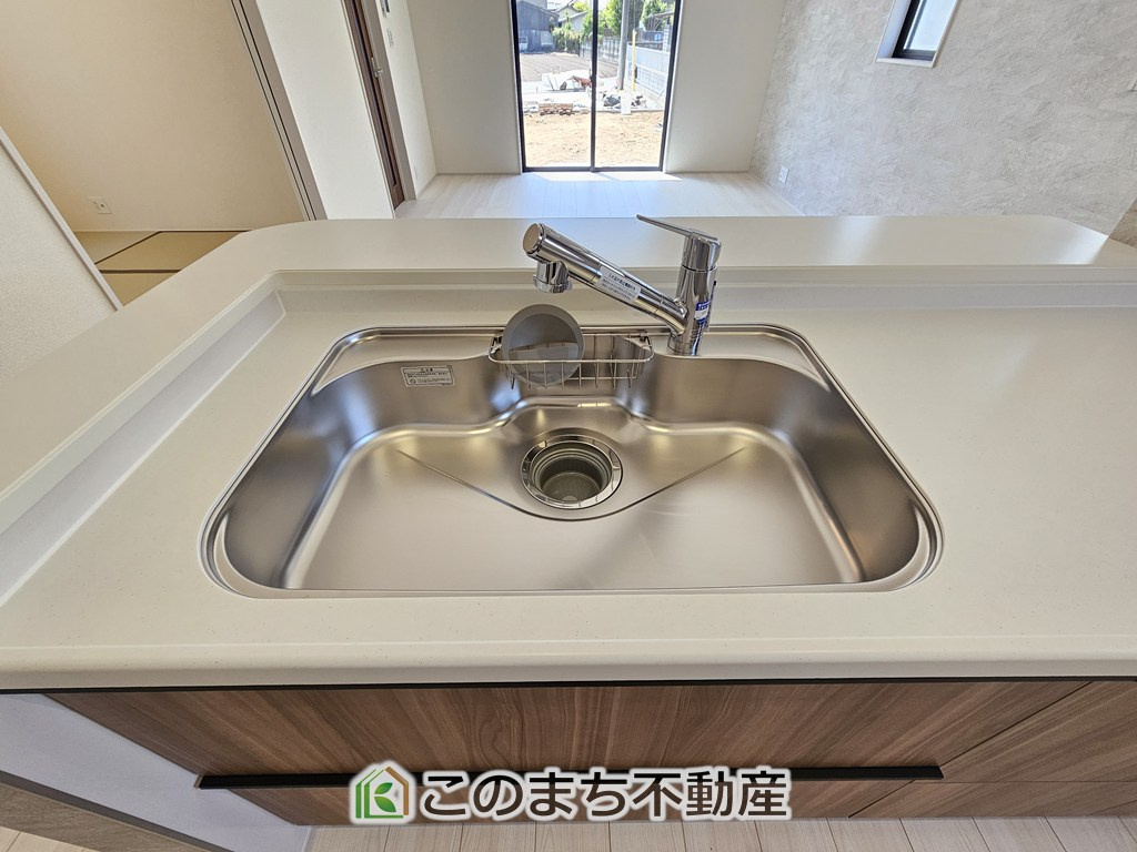 LiveleGarden.S第1栃木都賀町平川のキッチン|ビルトイン型浄水器を内蔵したキッチン水栓。お米を研いだり、野菜を洗ったりするときなど用途に応じてワンタッチで浄水に切り替えが可能です。カートリッジ式なので、フィルターを簡単に交換する事が出来ます。