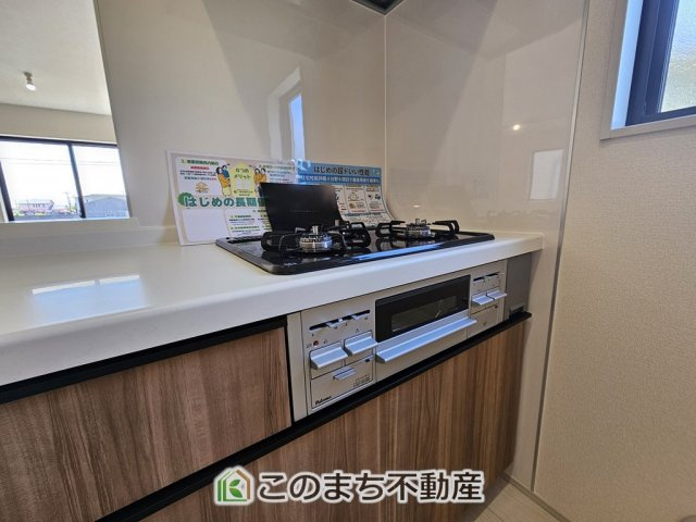 LiveleGarden.S第1栃木都賀町平川のキッチン|三ツ口コンロ採用で、同時調理もスムーズ◎！お料理を並べられるカウンター付きで、配膳・片付けをサポート！リビングで過ごすご家族とコミュニケーションを楽しみながら作業可能です♪