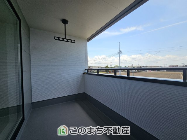 LiveleGarden.S第1栃木都賀町平川のバルコニー|南向きの大型バルコニーは陽当り良好で、たっぷりのお洗濯物もよく乾きます！
さらにインナーバルコニーなので雨の日でも安心してお出かけできますね♪