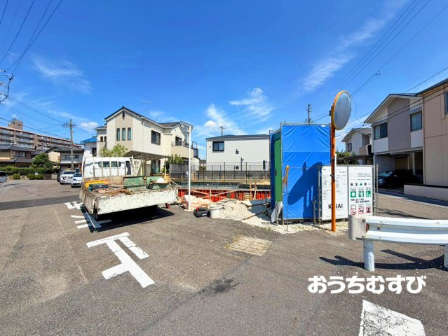 春日井市梅ヶ坪町1期(全1棟)の前面道路含む現地写真