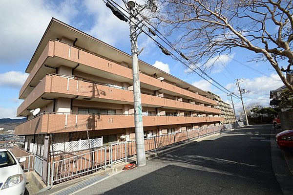 クラウンヒルズ箕面の外観