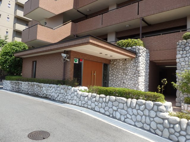 クラウンヒルズ箕面の玄関