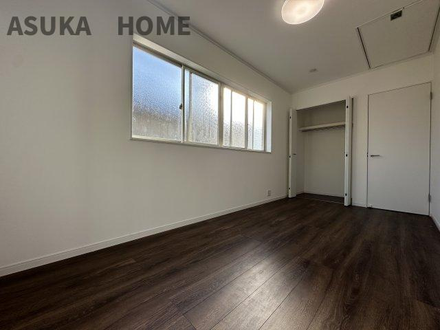 横浜市金沢区瀬戸の洋室|明るい陽当たりが木目の床が映えるお部屋です。