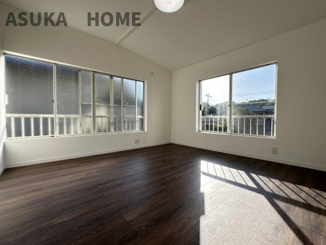 横浜市金沢区瀬戸の洋室|明るく床の木目が落ち着くお部屋ですね。