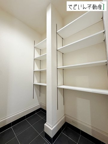 【玄関】 | Livele Garden.S熊谷市箱田第7　新築住宅 | 靴や荷物がすっきり収まる収納付き。来客時も安心して迎えられる、整った印象の玄関です。
現地(2026年4月撮影)