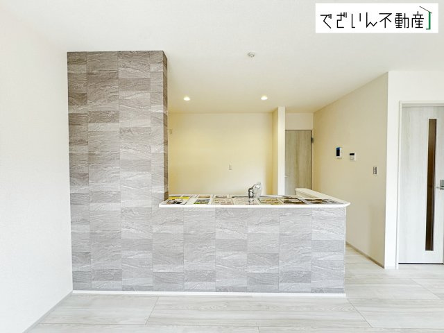 【居間・リビング】 | Livele Garden.S熊谷市箱田第7　新築住宅 | 空気感という居心地の良いＢＧＭは、暮らしのステージを彩り、心のやすらぎと満足感を与えてくれます。通風と採光を考慮した設計は地域の鼓動を感じ、お寛ぎ頂くことが可能です。
現地(2026年4月撮影)