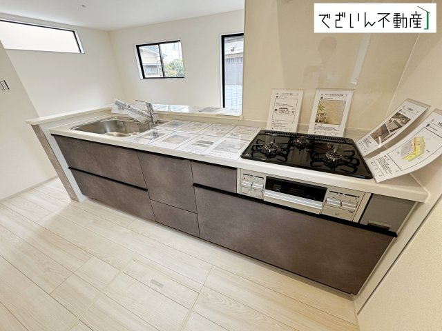 【キッチン】 | Livele Garden.S熊谷市箱田第7　新築住宅 | ご家族みんなで調理ができる位のスペースを実現したキッチン空間となっております。みんなで作った料理を召し上がりながらの会話は、自然と笑いが絶えない空間がそこに広がります。
現地(2026年4月撮影)
