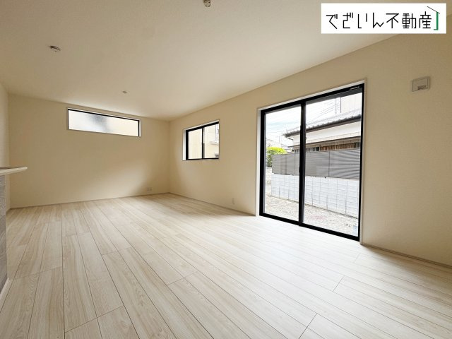 【居間・リビング】 | Livele Garden.S熊谷市箱田第7　新築住宅 | 広がるやすらぎのプライベート空間。大きい窓から射しこむ眩い光が、広々としたリビング空間を鮮やかに映し出します。
現地(2026年4月撮影)