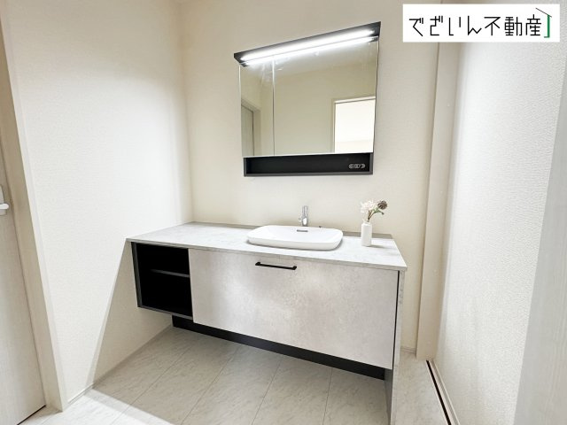 【独立洗面台】 | Livele Garden.S熊谷市箱田第7　新築住宅 | 朝の支度も家族並んでスムーズに。洗面台の広さと収納力が、忙しい毎日を支えてくれます。
現地(2026年4月撮影)