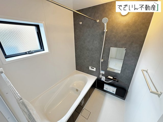 【浴室】 | Livele Garden.S熊谷市箱田第7　新築住宅 | 清潔感のあるバスルームは、忙しい毎日の中でほっと一息つける場所。育児の合間に、心も体もリセットできる大切な時間が生まれます。
現地(2026年4月撮影)
