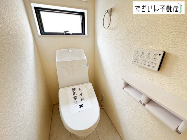 【トイレ】 | Livele Garden.S熊谷市箱田第7　新築住宅 | シンプルで清潔感のある空間は、毎日使う場所だからこそ嬉しい。家族みんなが快適に過ごせる工夫が詰まっています。
現地(2026年4月撮影)