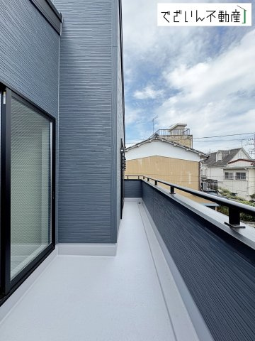 【バルコニー】 | Livele Garden.S熊谷市箱田第7　新築住宅 | 植物を育てたり、椅子を置いて読書したり。暮らしにちょっとした豊かさを添える空間です。
現地(2026年4月撮影)