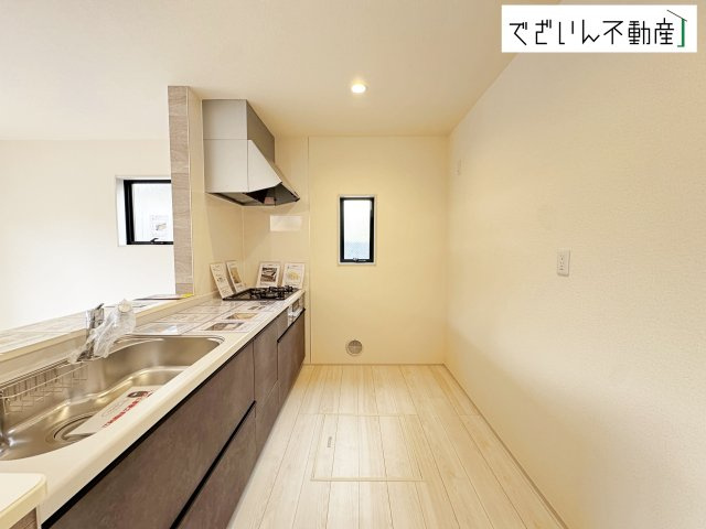 【キッチン】 | Livele Garden.S熊谷市箱田第7　新築住宅 | 共働きでも無理なく使える効率的なレイアウト。夕食の準備も、家族の会話を楽しみながら進められる、心地よいキッチンです。
現地(2026年4月撮影)
