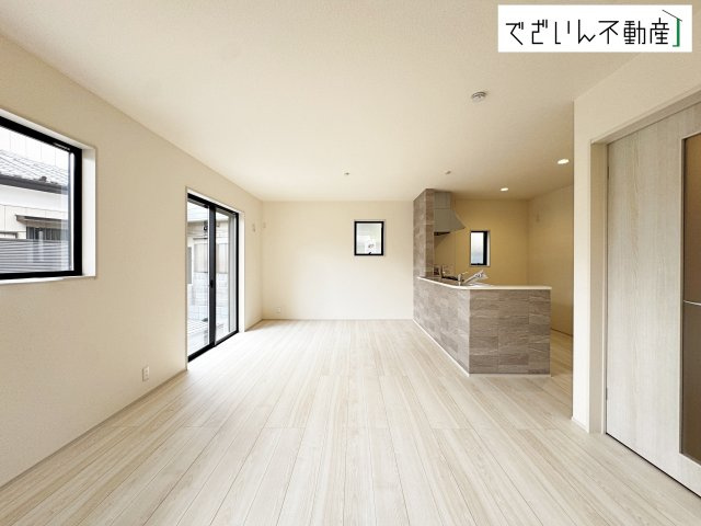 【居間・リビング】 | Livele Garden.S熊谷市箱田第7　新築住宅 | 室内構成に拘り採光とセンスを散りばめた空間。それは『柔らかさ』に似た素敵な居場所。そこに暮らす人のことを考えつくり出したものは『癒し』という心地よい居場です。
現地(2026年4月撮影)