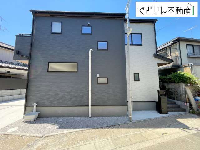 【外観】 | Livele Garden.S熊谷市箱田第7　新築住宅 | 街並みに馴染む、シンプルで洗練された佇まい。暮らしにちょっとした遊び心を添えてくれるお家です。
現地(2026年5月撮影)
