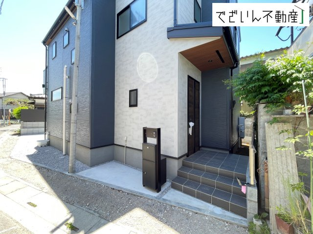 【玄関】 | Livele Garden.S熊谷市箱田第7　新築住宅 | 穏やかな佇まいが、家族の新しい日常を優しく包み込む。静かな街並みに、安心して子育てできる環境が整っています。
現地(2026年5月撮影)