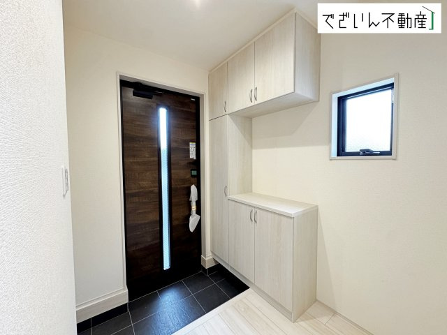【玄関】 | Livele Garden.S熊谷市箱田第7　新築住宅 | 「ただいま」と「おかえり」が自然と交わされる、明るく開放的な玄関。家族の絆が深まる場所です。
現地(2026年4月撮影)