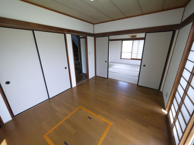 茂原市千町　中古戸建の洋室|内装リフォーム済み　敷地約265坪 家庭菜園・ドックラン・バーべキューが可能です 軽量鉄骨