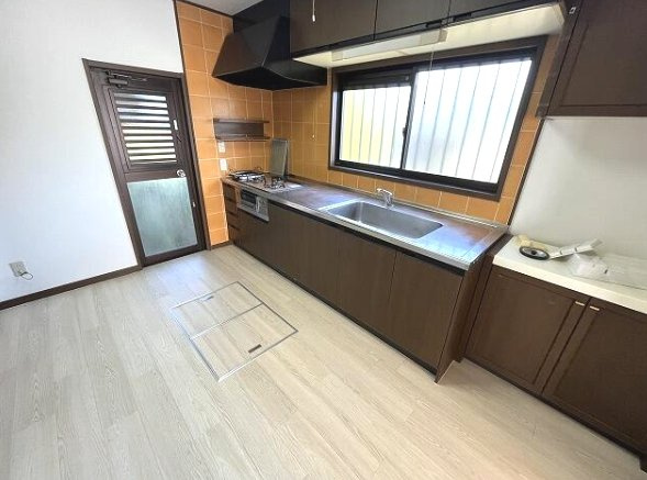茂原市千町　中古戸建のキッチン|内装リフォーム済み　敷地約265坪 家庭菜園・ドックラン・バーべキューが可能です 軽量鉄骨
