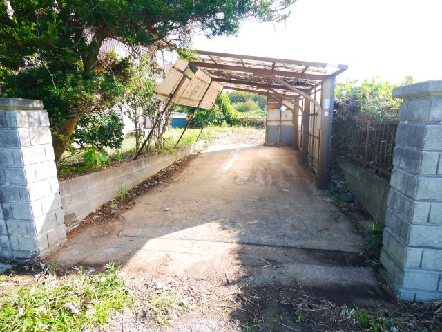 茂原市千町　中古戸建の駐車場|内装リフォーム済み　敷地約265坪 家庭菜園・ドックラン・バーべキューが可能です 軽量鉄骨