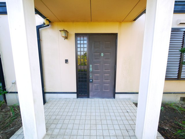 茂原市千町　中古戸建の玄関|内装リフォーム済み　敷地約265坪 家庭菜園・ドックラン・バーべキューが可能です 軽量鉄骨