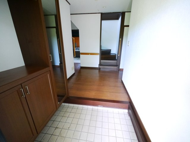 茂原市千町　中古戸建の玄関|内装リフォーム済み　敷地約265坪 家庭菜園・ドックラン・バーべキューが可能です 軽量鉄骨