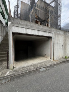 【駐車場】 | 建物下にはガレージがあり、傘をささずにチャイルドシートへの乗せ降ろしができる安心感あります